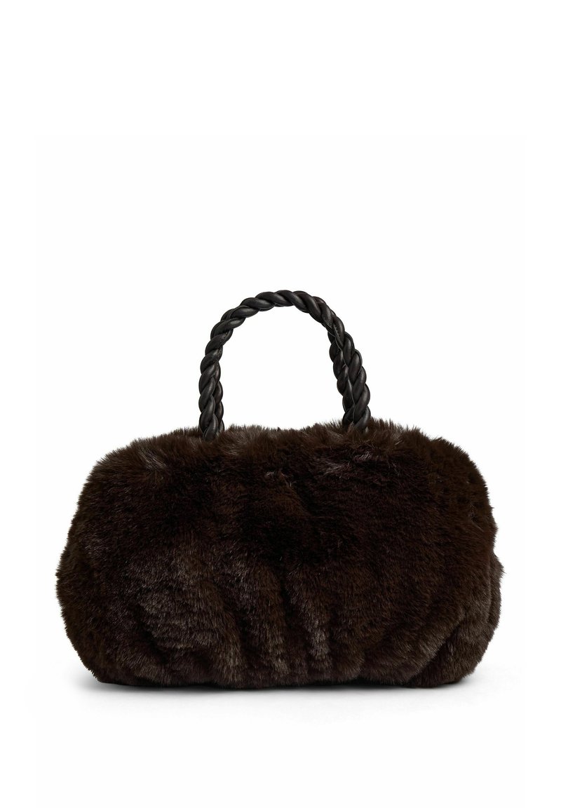 Hnedá kabelka z umelého kožušinového materiálu s okrúhlym tvarom, vybavená prepletenými rukoväťami a mäkkým, textúrovaným povrchom. Detailné prešitie pozdĺž strán.