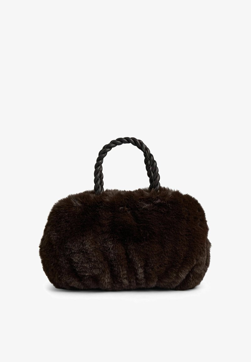 Hnedá kabelka z umelého kožušinového materiálu s okrúhlym tvarom, vybavená prepletenými rukoväťami a mäkkým, textúrovaným povrchom. Detailné prešitie pozdĺž strán.