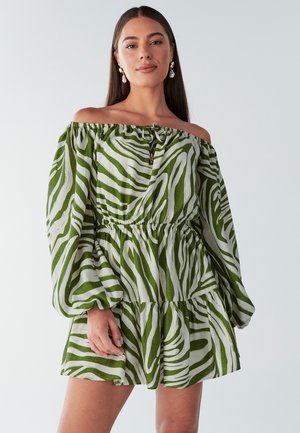 Grünes und weiß gestreiftes schulterfreies Kleid aus leichtem Stoff, mit gerafftem Taillenbereich und fließenden, ballonförmigen Ärmeln.