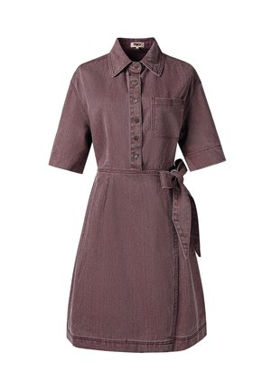 Robe en denim bordeaux à manches courtes avec boutons sur le devant, poche poitrine, col et ceinture à nouer à la taille du côté droit.