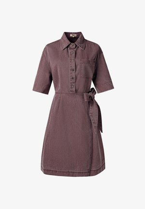 Korte mouwen bordeauxrode denimjurk met knopen aan de voorkant, borstzak, kraag en een ceintuur met strik aan de rechterkant.