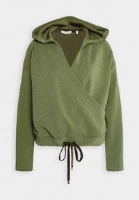 Sudadera verde con capucha, diseño envolvente, mangas largas y cintura con cordón ajustable. Tejido suave con textura lisa.