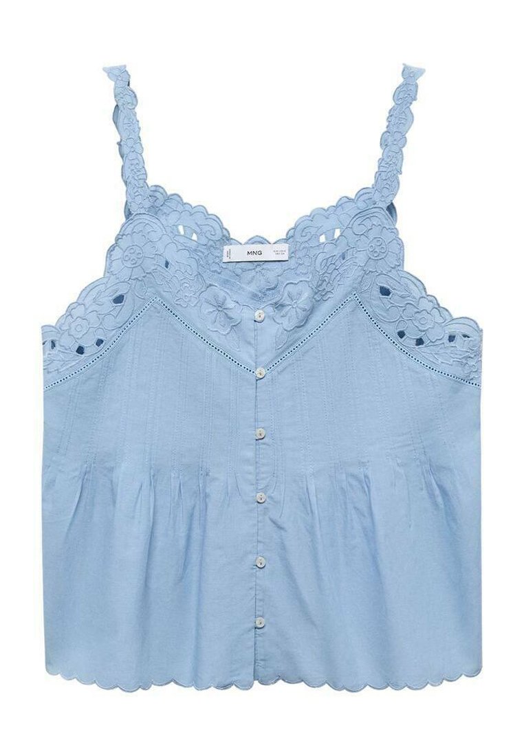 Jasnoniebieska bezrękawnikowa bluzka z kwiatowymi koronkowymi ramiączkami, z przodu z guzikami oraz z falbaniastym wykończeniem dołu i dekoltu.