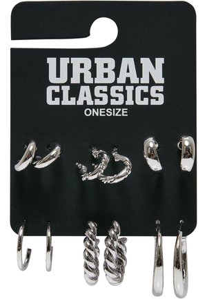 Set van zes paar zilveren creolen in verschillende gedraaide en gladde designs op een zwart Urban Classics kaartje.