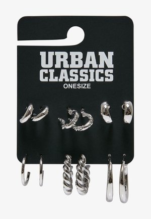 Zestaw sześciu par srebrnych kolczyków kółek w różnych skręconych i gładkich wzorach na czarnej karcie marki Urban Classics.