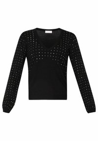 Jersey negro de pico con manga larga, que presenta un patrón de tachuelas metálicas en forma de cuadrado en la parte frontal para añadir textura y detalle visual.