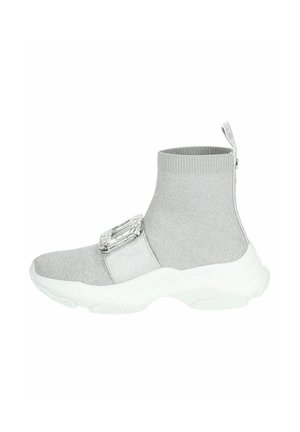 Zapatilla de punto plateada de altura tobillo con suela blanca, que presenta una hebilla decorativa y un cierre de cremallera en la parte posterior. Material texturizado.