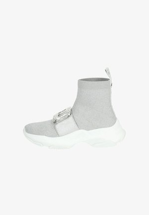 Baskets montantes en tricot argenté avec une semelle blanche, dotées d'une boucle décorative et d'une fermeture éclair à l'arrière. Matériau texturé.