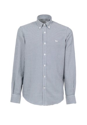 Košeľa s gombíkmi v modro-bielej kockovanej vzore. Dlhé rukávy, štruktúrovaný golier a malé logo na oblasti vrecka na hrudi.