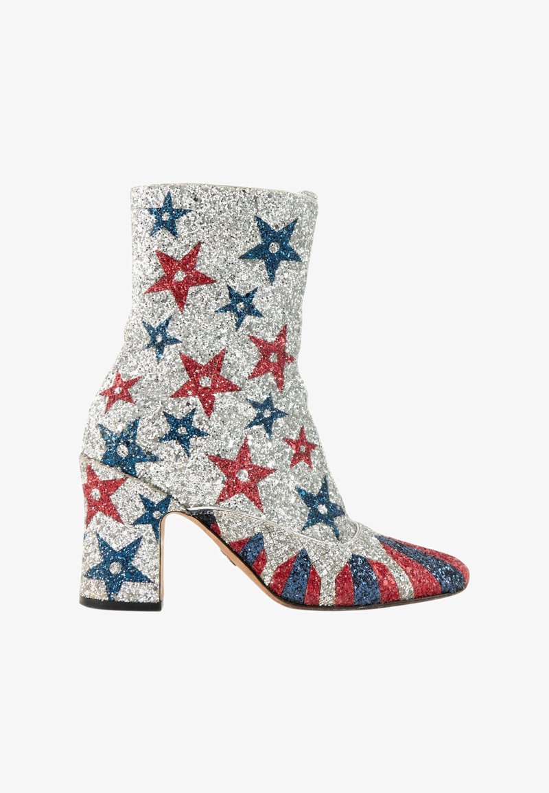 Bottine à paillettes argentées avec motifs d’étoiles rouges et bleues et rayures rouges, bleues et blanches sur le bout et le talon bloc.