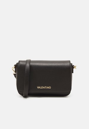 Černá kožená crossbody taška obdélníkového tvaru, se zlatými detaily a logem na přední straně. Nastavitelný popruh pro pohodlí.