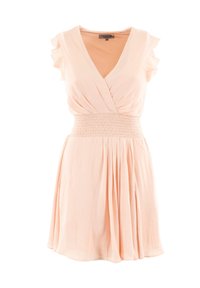 Vestido rosa claro con escote en V envolvente, mangas cortas con volantes y cintura fruncida. Tejido suave con un diseño de falda en A fluida.