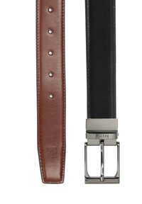 Kaks vöödi kõrvuti: üks pruun nahk, millel on augud, ja teine must kunstnahk, millel on hõbedane metallist pandla ja tarvikud.