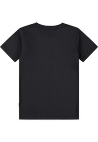 T-shirt in cotone nero con maniche corte, scollatura a giro e una texture liscia. Presenta un piccolo dettaglio con etichetta laterale. Design semplice, senza motivi.