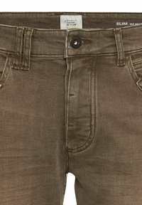 Strakke olijfgroene denim broek met contrasterende stiksels, vijf zakken en een knoopsluiting. Label zegt "Camel Active."