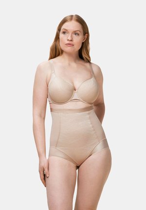 Nude bh och högmidjade formande shorts. Bh:n har formgjutna kupor och justerbara band; shortsen har mjukt tyg med ett subtilt mönster.