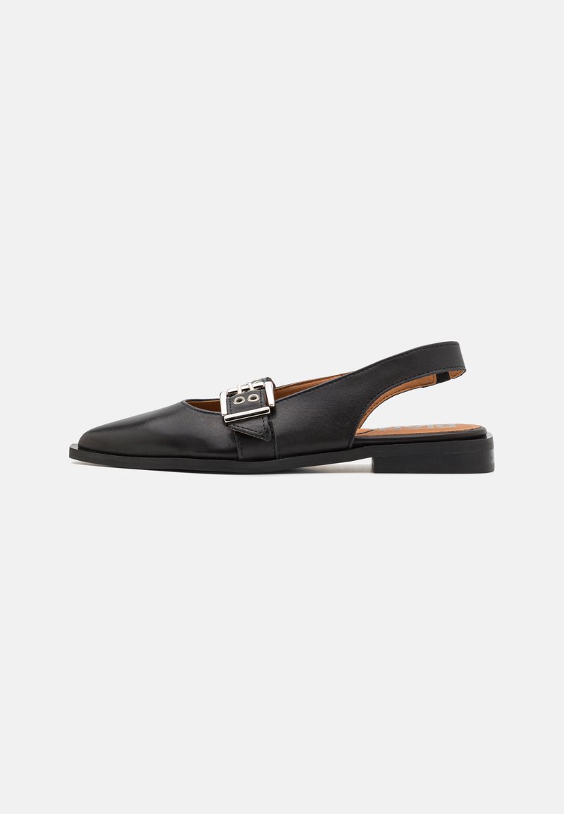 Svart läder slingback-sko med spetsig tå, silverfärgad spänne och låg klack. Slät textur och minimalistisk design.