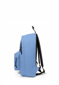 Jasnoniebieski plecak z czarnymi akcentami, wyposażony w regulowane ramiączka, boczną kieszeń oraz wiele zewnętrznych kieszeni zapinanych na zamek.