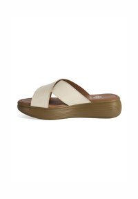 Beige slide sandaal met een gemêleerd cross-band ontwerp, een bruine voetbed en een iets verhoogde, geribbelde, beige zool voor extra comfort.