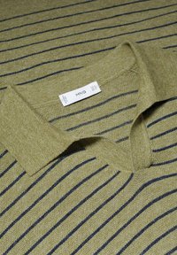 Polo en maille vert olive avec rayures bleu marine, doté d'un col à revers et d'une étiquette de marque. Texture douce avec un motif à rayures horizontales.