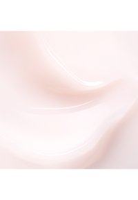 Krämig, mjuk texturerad lotion snurrar i en jämn, blek rosa nyans; glasyr yta med mjuka reflektioner och subtil lyster.