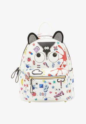 Zaino bianco con disegni colorati in stile cartone animato, occhi grandi, orecchie da gatto e vari simboli come pillole, stelle, cuori e coccinelle su sfondo bianco.
