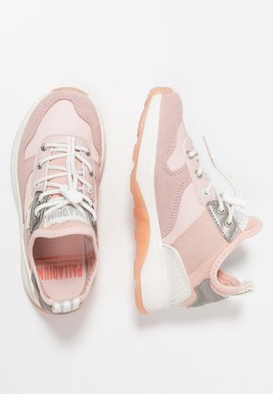 Lyserøde sneakers lavet af ruskind og mesh-materialer, med en tekstureret sål, reflekterende sølvfarvede detaljer og en rundt tådesign.