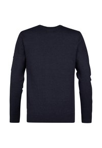 Marineblauwe trui met lange mouwen, ronde halslijn, zachte textuur, geribde manchetten en zoom, en een klein detail van een zijzakje.