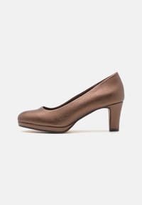 Chaussure à talon haut couleur bronze avec une texture lisse, un bout arrondi, une plateforme modeste et un talon de hauteur moyenne. Design simple et épuré.