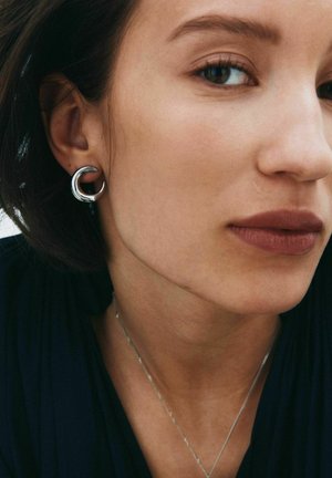 EDBLAD, WISHBONE STUDS LARGE - Náušnice - silver-coloured