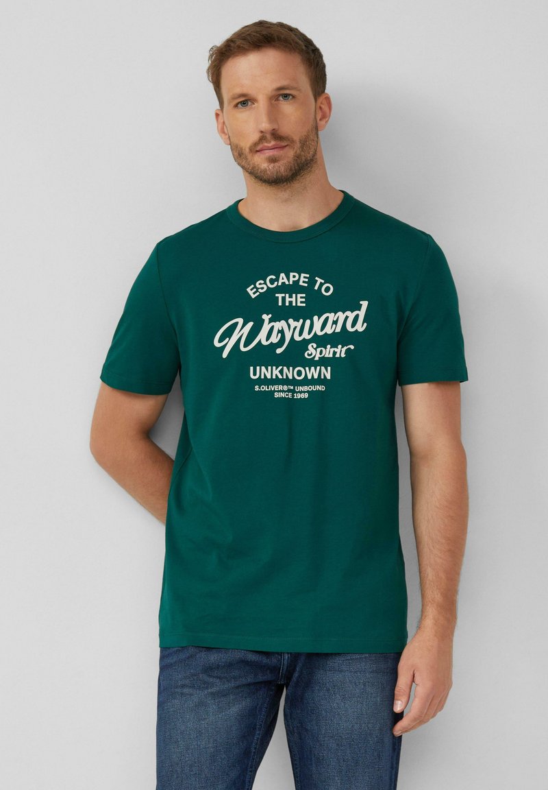 Groene katoenen T-shirt met korte mouwen en een ronde hals, met op de voorkant een witte tekstontwerp "Escape to the Wayward Spirit".