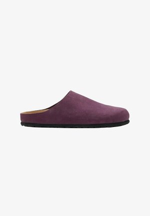 Mule slip-on in camoscio viola con punta chiusa e suola in gomma nera, mostrato di lato su sfondo bianco.