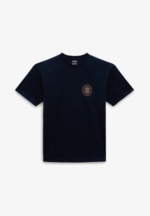 T-shirt en coton bleu marine foncé avec un graphisme de logo circulaire en brun clair sur la poitrine gauche. Manches courtes et col rond.