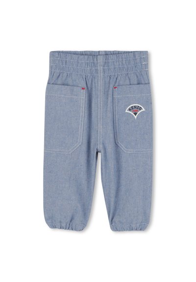 Pantaloni per bambini di colore azzurro realizzati in denim, con una cintura elastica, due tasche posteriori e una patch con il logo. I dettagli includono cuciture rosse.
