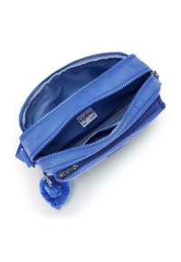 Sacca di tessuto blu con due scomparti con zip, foderata all'interno in un blu più chiaro. Presenta un charm pom-pom blu morbido attaccato.