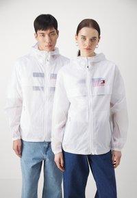 Tommy Jeans TECH GLOSS CHICAGO UNISEX - Sommerjakke - white
