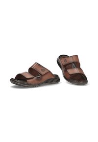Sandalias de cuero marrón con dos correas ajustables, diseño de punta abierta, suela de goma negra texturizada y detalle de logo sutil en la parte superior.