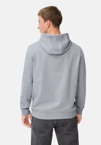 Kapuzensweatshirt in Hellgrau, aus weichem Material, mit einer Kängurutasche und gerippten Bündchen, in lockerer Passform und mit minimaler Nahtgestaltung.