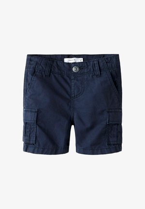 Granatowe krótkie spodenki dziecięce typu cargo z frontowym guzikiem, szlufkami na pasek, bocznymi kieszeniami i kieszeniami z patką na każdym udzie.