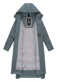 Cazadora larga con capucha en un color teal apagado, con un suave forro gris, cierre de cremallera y bolsillos laterales con textura acolchada.