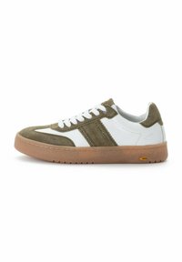 Suède en leren sneakers met olijfgroene en witte panelen, een gestructureerde beige zool, witte veters en een klein geel accentlogo.