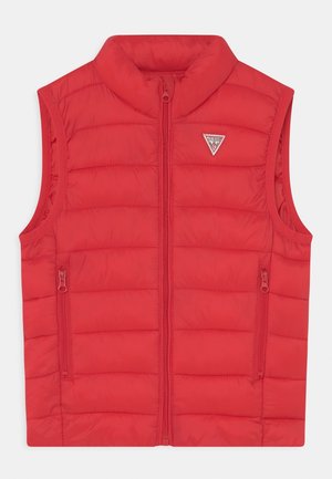 Gilet imbottito rosso con collo rialzato, chiusura frontale con zip e due tasche laterali con zip. Presenta una toppa con logo sul lato superiore sinistro.
