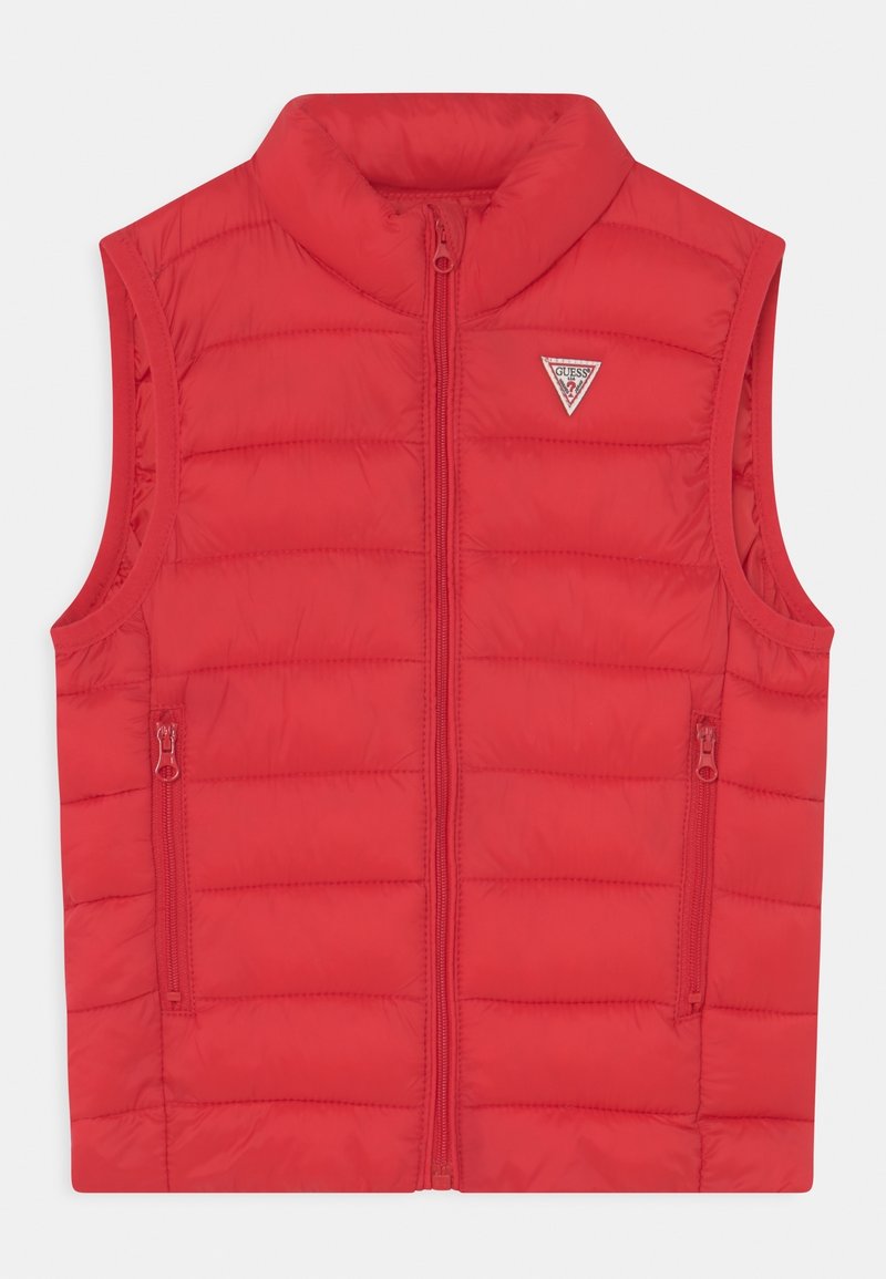 Gilet imbottito rosso con collo rialzato, chiusura frontale con zip e due tasche laterali con zip. Presenta una toppa con logo sul lato superiore sinistro.