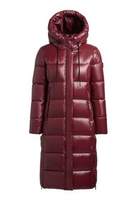 Zimní prošívaný kabát v bordó barvě s vysokým límcem, kapucí a stahovacími šňůrkami. Má vodorovné prošívané sekce a boční kapsy.