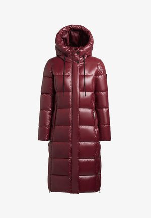Bordeauxroter langer Steppmantel mit hohem Kragen, Kapuze und Kordelzügen. Verfügt über horizontal gesteppten Abschnitten und Seitentaschen.