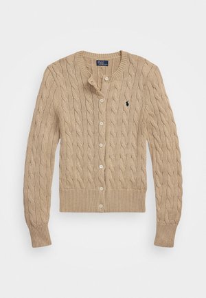 Beige kabelgebreide cardigan met knopen, lange mouwen en geribde boorden, met een klein geborduurd logo op de linkerborst.