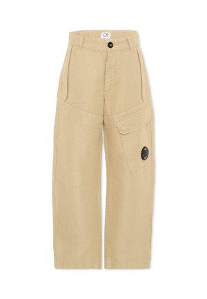 Pantaloni cargo beige a gamba larga con chiusura a bottoni, passanti per cintura, tasche frontali e una tasca con patta con un distintivo rotondo nero del logo.