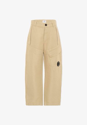 Pantaloni cargo beige a gamba larga con chiusura a bottoni, passanti per cintura, tasche frontali e una tasca con patta con un distintivo rotondo nero del logo.