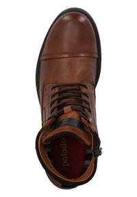 Stivaletto in pelle marrone con punta tonda, inserto textured, lacci neri e zip laterale. L'interno presenta una fodera con motivo a righe.