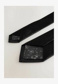 Unselected, black